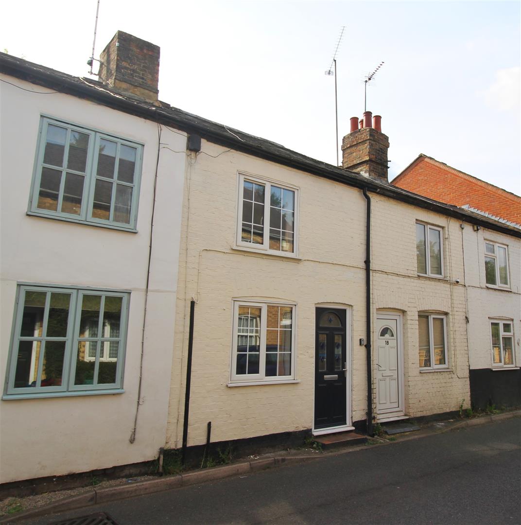 **IDEAL FOR EITHER BUY TO LET OR FIRST TIME PURCHASE**<br/><br/>This very well presented 2 bedroom terraced property situated in the old part of Buckingham Town comprises a modern living room, fitted kitchen with a built in slimline dishwasher, utility ar